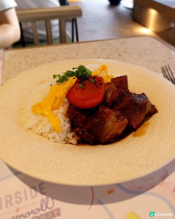 啟德的肉桂捲茶点很美味，也參觀了崇光百貨，那裡有各種各樣漂亮...