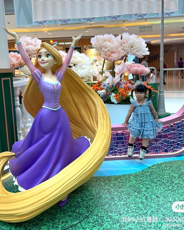 每個小女孩都有一個公主夢!雖然人仔細細,但佢都唔例外見到逾