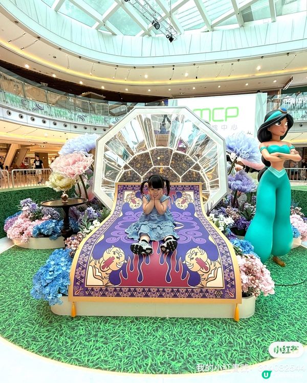 每個小女孩都有一個公主夢!雖然人仔細細,但佢都唔例外見到逾