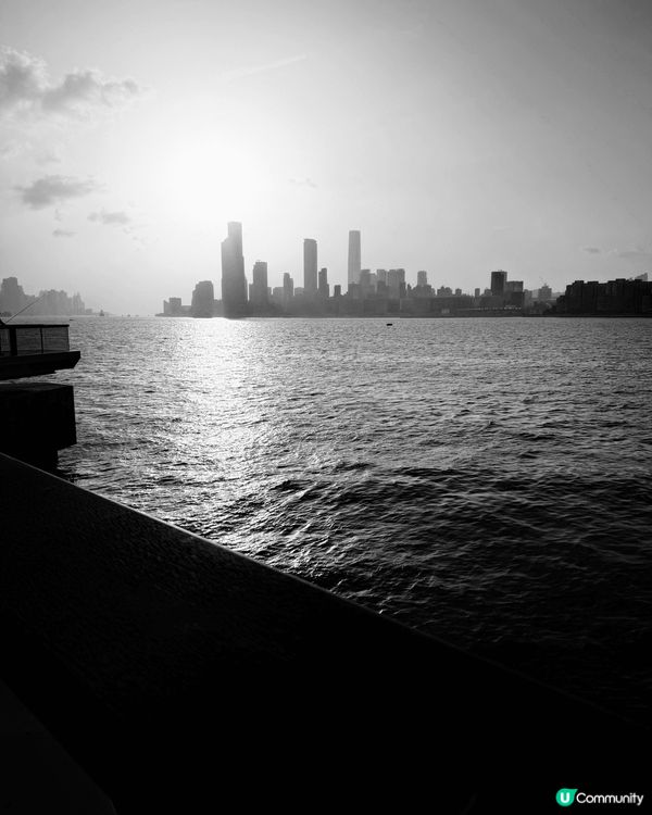 當所有人都努力向外走時，卻為香港留下了最寧靜和最干淨的美，每...