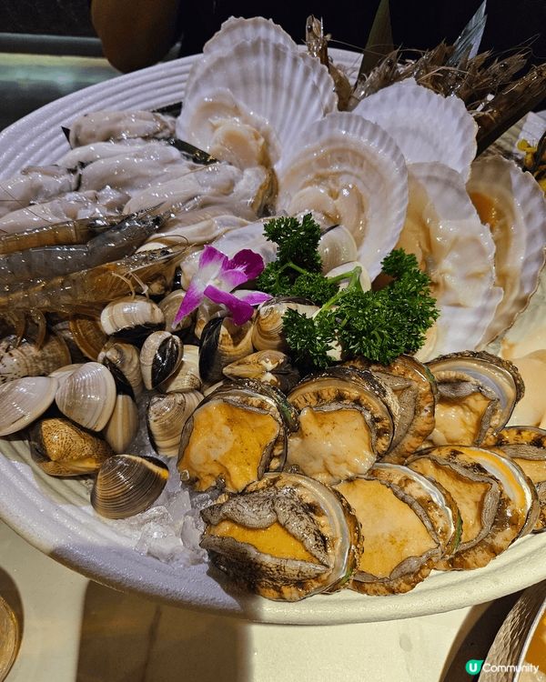 位於旺角既淥鼎記，無限時任食任飲，主打打邊爐，但上爐前，已有...