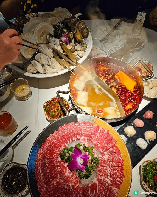 位於旺角既淥鼎記，無限時任食任飲，主打打邊爐，但上爐前，已有...