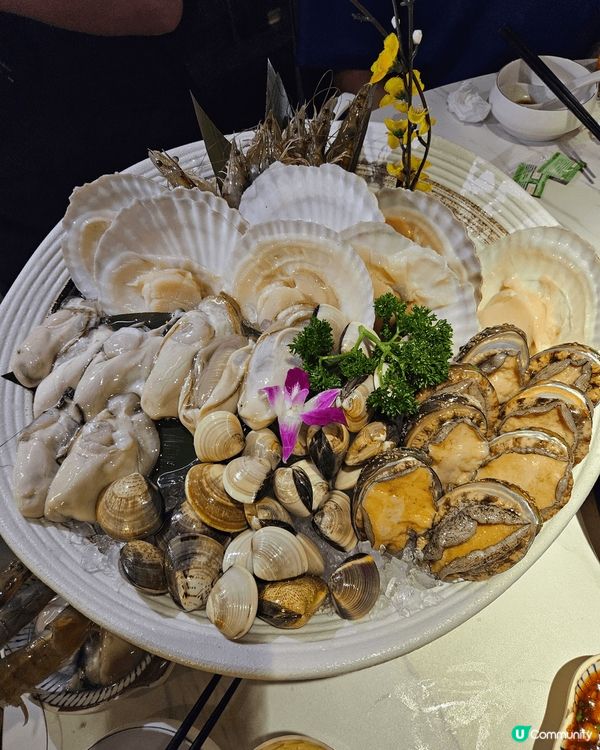 位於旺角既淥鼎記，無限時任食任飲，主打打邊爐，但上爐前，已有...