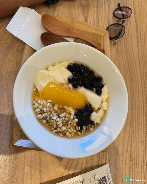 **荳花甜品：** 這碗荳花是在日本品嘗的，搭配了香滑的豆花...