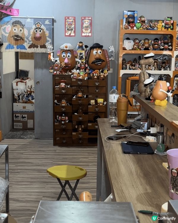 位於台中一間以薯蛋頭為主題的店「買你笑臉」，內有不同口味的雞...