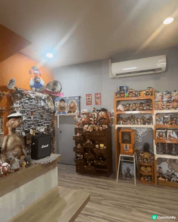 位於台中一間以薯蛋頭為主題的店「買你笑臉」，內有不同口味的雞...