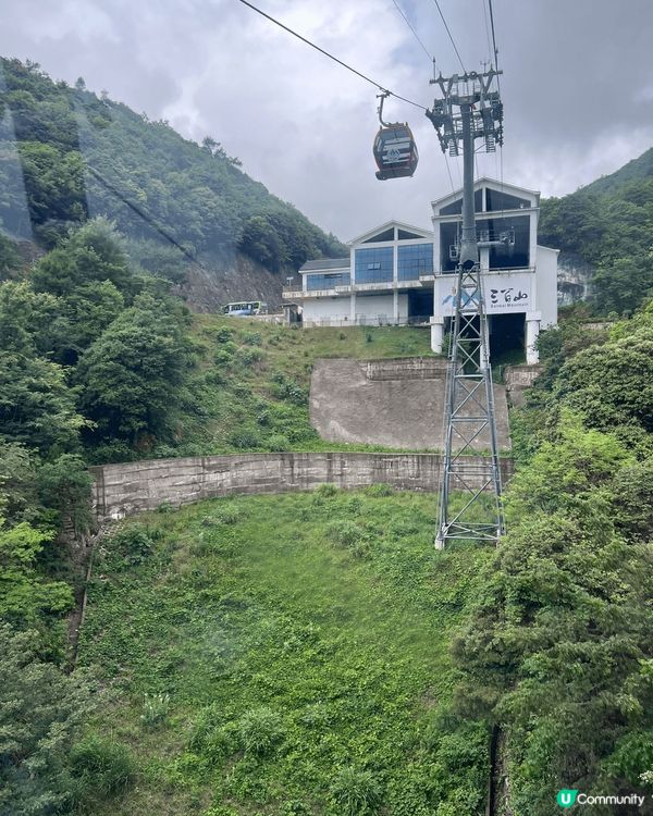 內地的湖光山色不少，這個位於江西的三百山風景區，路徑不算崎嶇...