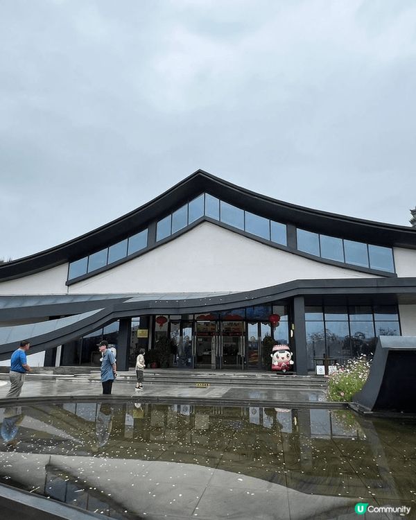 內地的湖光山色不少，這個位於江西的三百山風景區，路徑不算崎嶇...