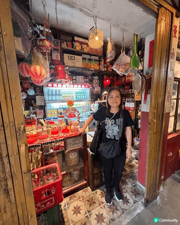 去咗九龍城嘅九龍城寨公園影相，嗰度有個展覽係講以前九龍城寨嘅...