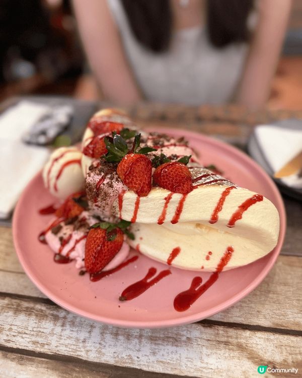 澳門兩日一夜，到訪了著名景點大三巴，還吃了好多美食，有豬扒包...