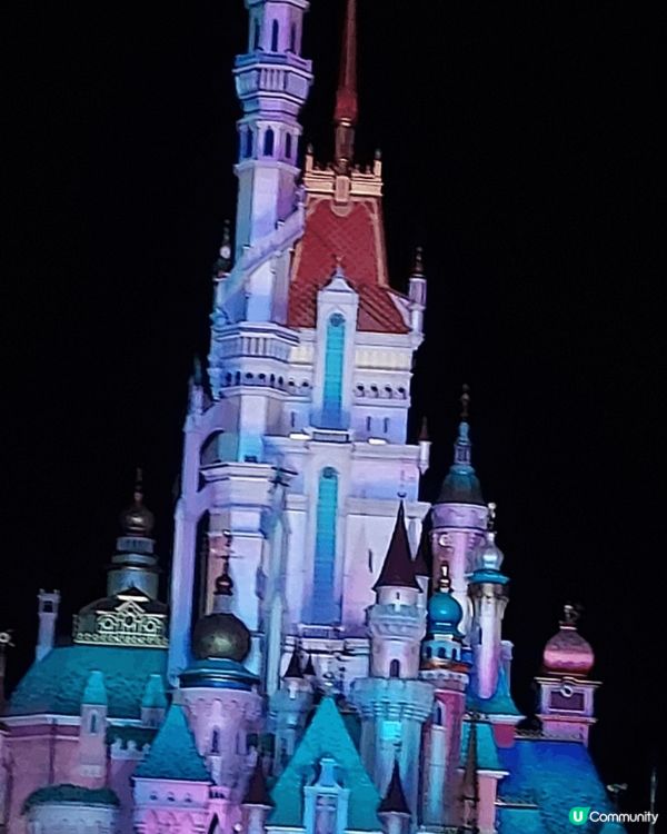 最近和家人遊玩香港迪士尼樂園，堡壘作了日間及夜間相片比較