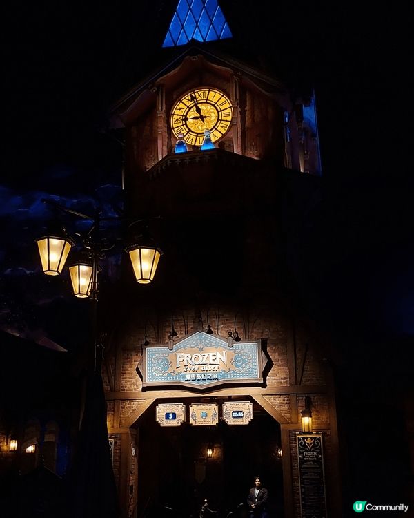 最近和家人遊玩香港迪士尼樂園，堡壘作了日間及夜間相片比較