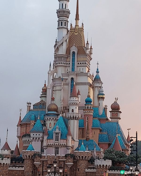 最近和家人遊玩香港迪士尼樂園，堡壘作了日間及夜間相片比較