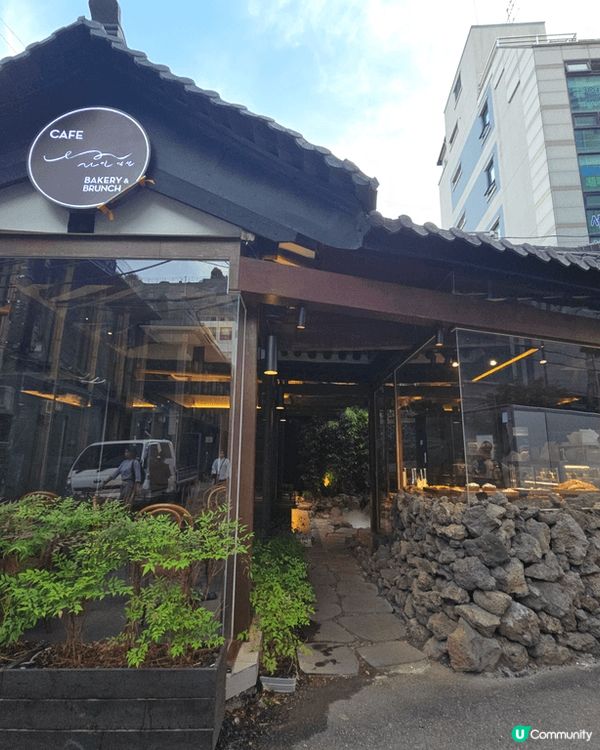 益善洞韓國村入面既隱世咖啡店，環境清幽，最驚喜既係佢既梳夫厘...