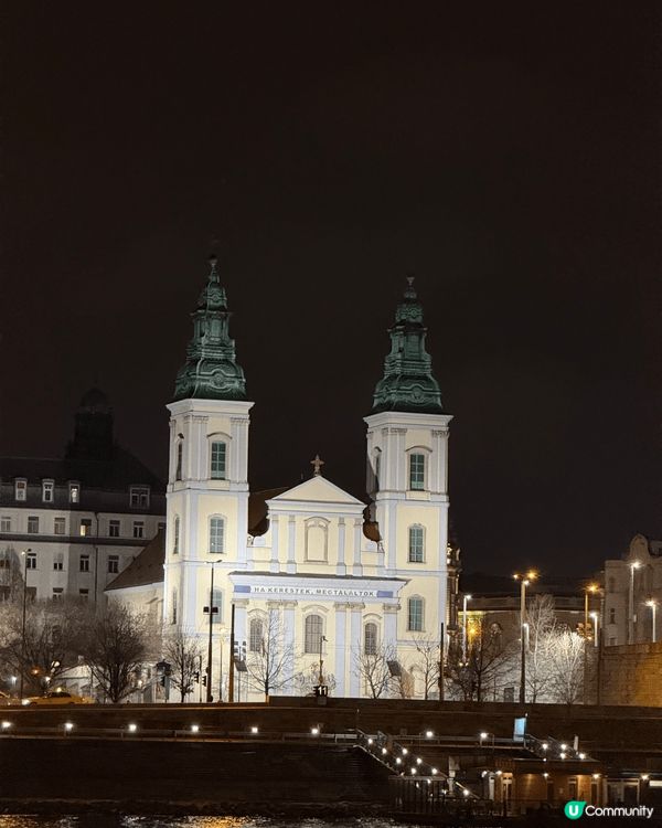 在布達佩斯的旅行中，參加一次遊船體驗是不可或缺的。登上多瑙河...