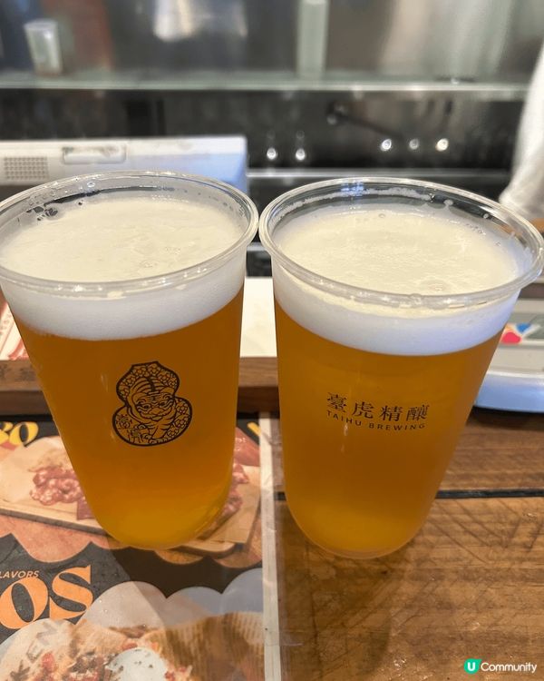 台北嘉士伯啤酒節在台北101附近的繁華街道舉行，綠色的激光束...