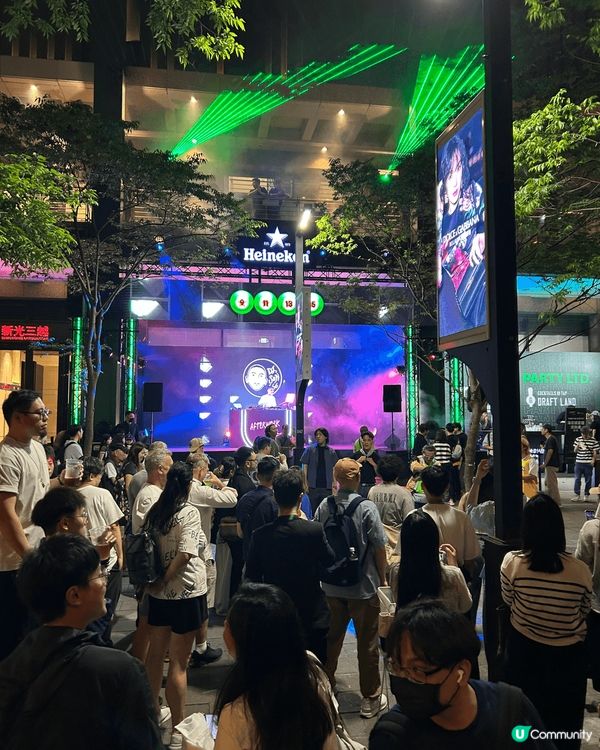 台北嘉士伯啤酒節在台北101附近的繁華街道舉行，綠色的激光束...