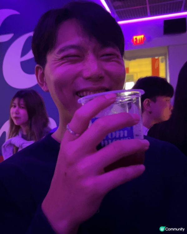 台北嘉士伯啤酒節在台北101附近的繁華街道舉行，綠色的激光束...