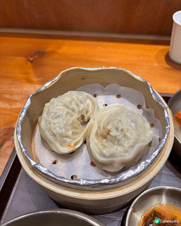 牛骨湯面真係好香牛骨味，面頭既蛋絲好幼滑好彈牙，啲餃子好大個...