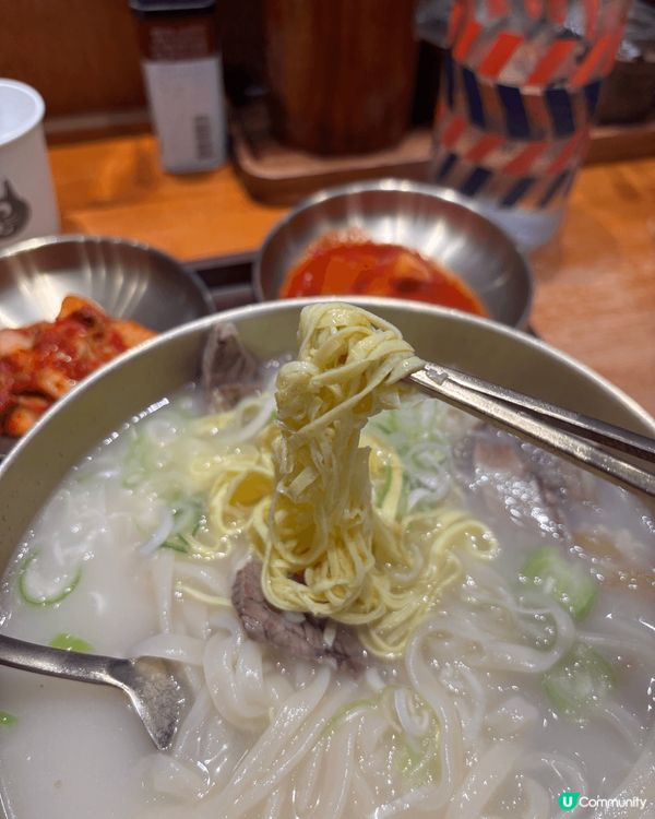 牛骨湯面真係好香牛骨味，面頭既蛋絲好幼滑好彈牙，啲餃子好大個...