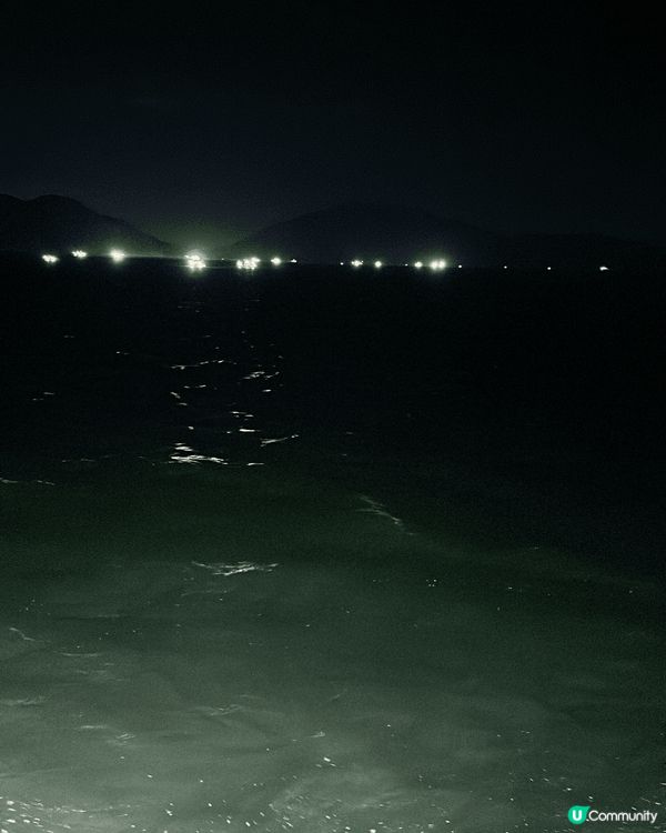 🎣 出海釣墨魚，香港嘅海上冒險！🦑 喺香港，夜晚乘船出海釣墨...