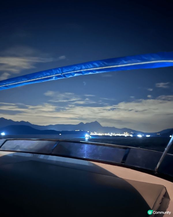 🎣 出海釣墨魚，香港嘅海上冒險！🦑 喺香港，夜晚乘船出海釣墨...