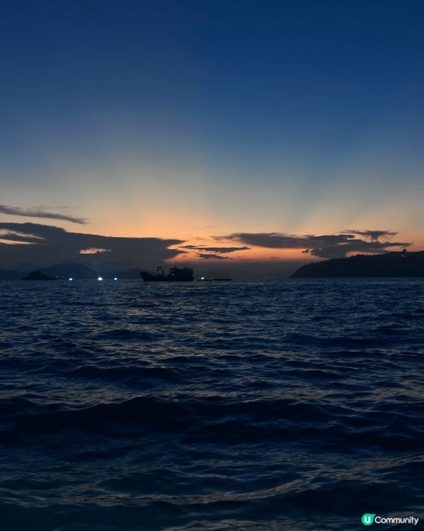 🎣 出海釣墨魚，香港嘅海上冒險！🦑 喺香港，夜晚乘船出海釣墨...