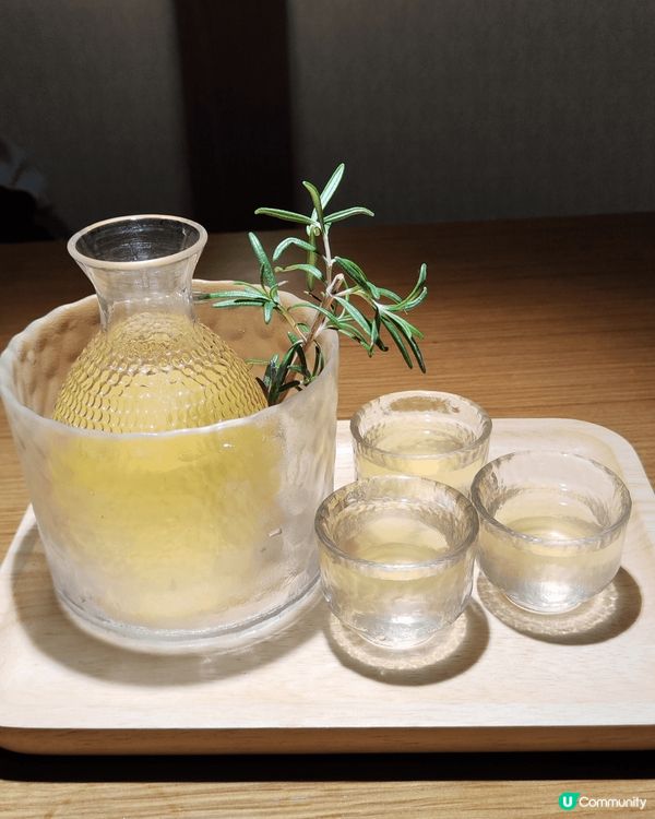 环境怡人, 灯光柔和不刺眼,  美食味道非常好。, 服务周到...