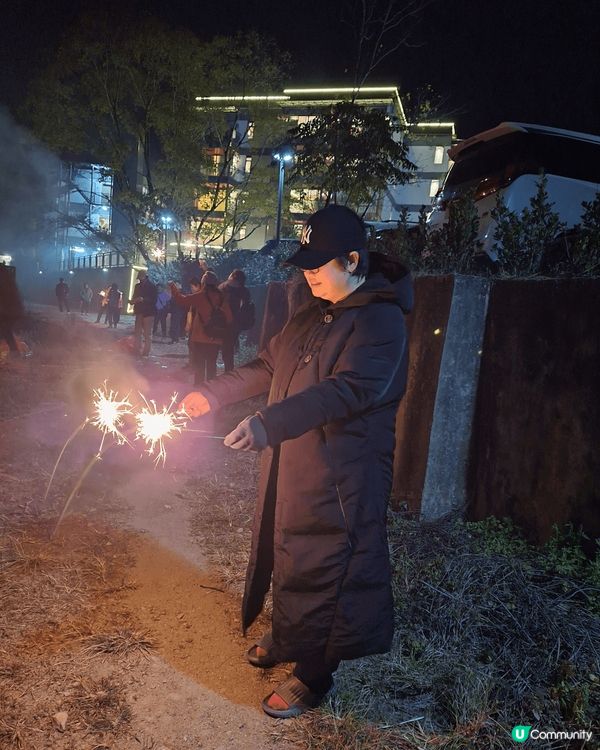 第一張睇劇場，第二張等睇放煙花，第三張自己第一次玩煙火