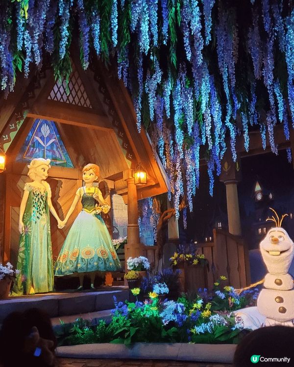 香港迪士尼樂園，冰雪奇緣園區令人置身於童話世界中，與Ella...