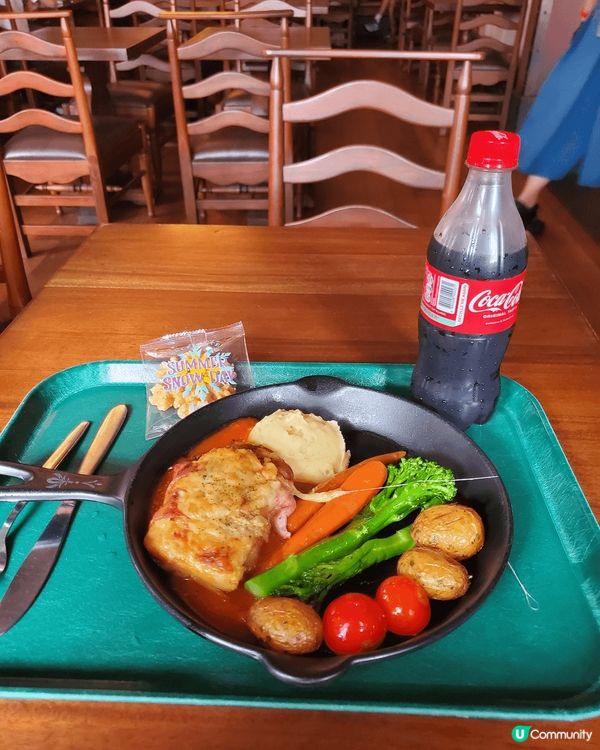 香港迪士尼樂園，冰雪奇緣園區令人置身於童話世界中，與Ella...