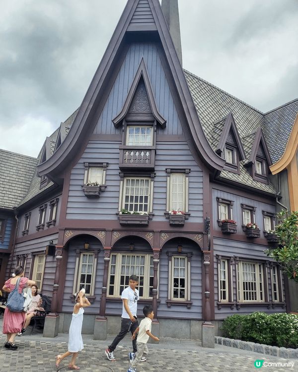 香港迪士尼樂園，冰雪奇緣園區令人置身於童話世界中，與Ella...