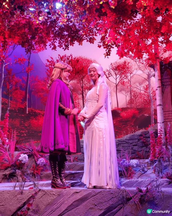 香港迪士尼樂園，冰雪奇緣園區令人置身於童話世界中，與Ella...