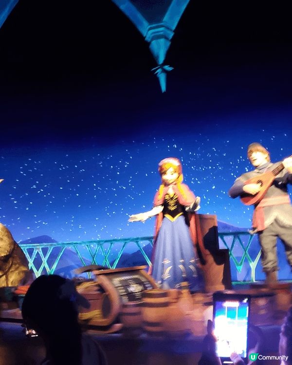 香港迪士尼樂園，冰雪奇緣園區令人置身於童話世界中，與Ella...