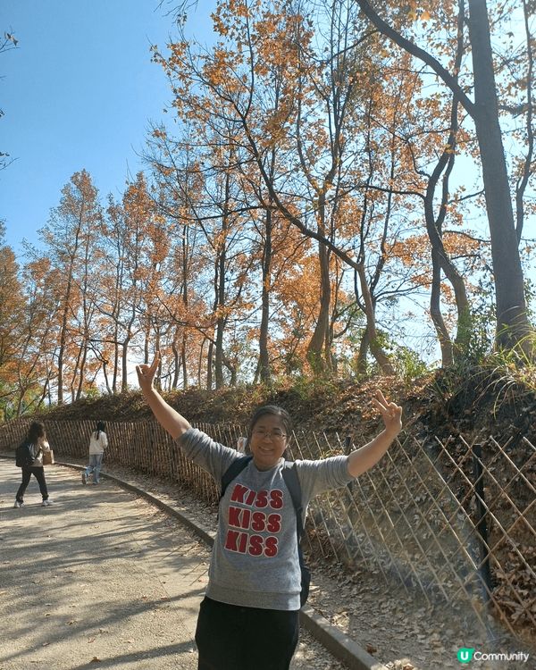 第一張是在深圳的一個商場裏，它有一個會變色的大月球，成為了當...