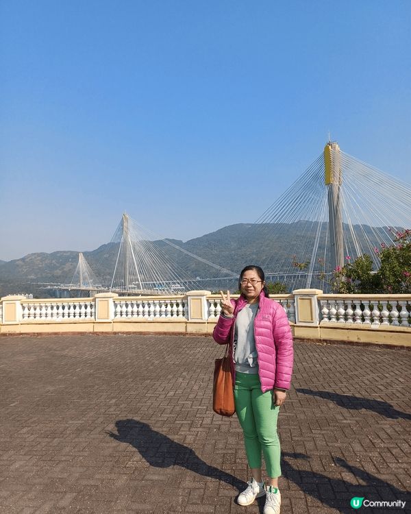 第一張是在深圳的一個商場裏，它有一個會變色的大月球，成為了當...