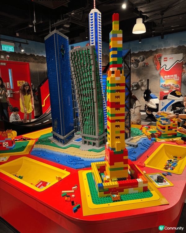 跟小孩在香港樂高中心玩樂，有香港的地標樂高建築物，還可以任砌...