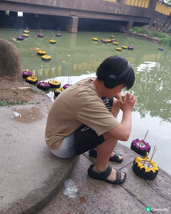 爽泰渡假村莊-泰國撥水節中的水燈節放水燈，祝願，心願成真。