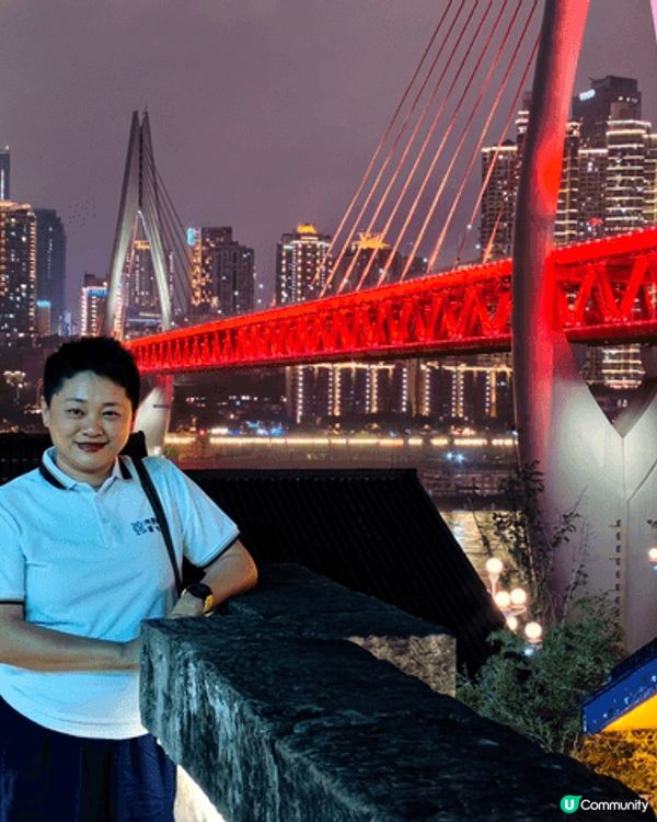 重庆夜景異常夢幻，洪崖洞的週邊都是聞名的打咭聖地，我們還有幸...