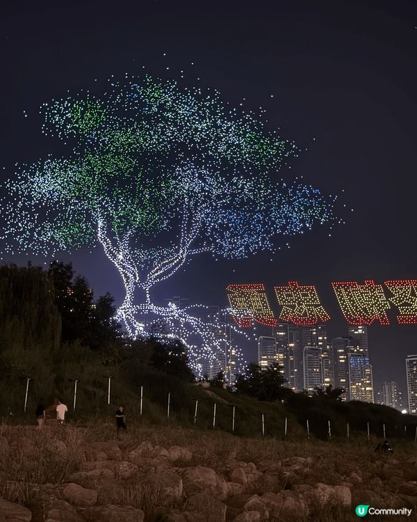 重庆夜景異常夢幻，洪崖洞的週邊都是聞名的打咭聖地，我們還有幸...