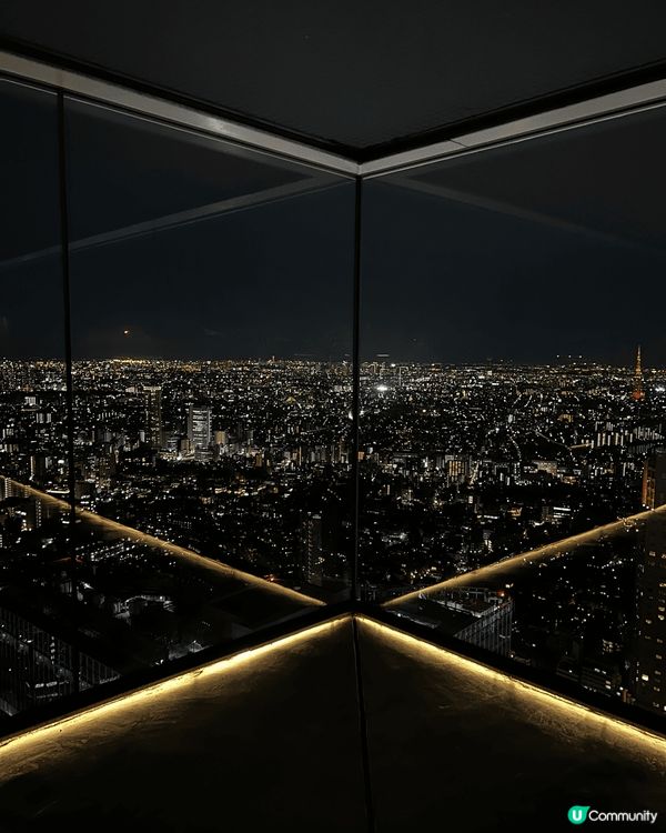 巨大的紅色帝王蟹，整隻蟹被完整地擺放在竹編托盤上。蟹殼呈現鮮...