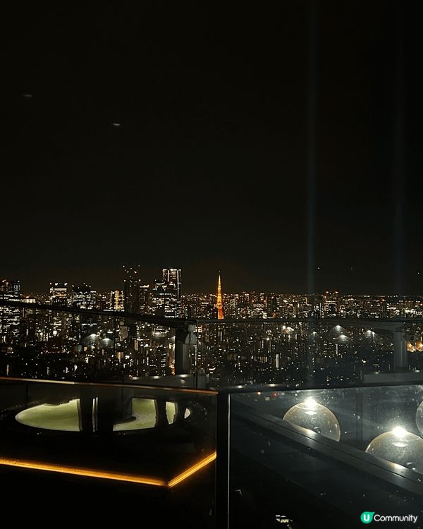 巨大的紅色帝王蟹，整隻蟹被完整地擺放在竹編托盤上。蟹殼呈現鮮...