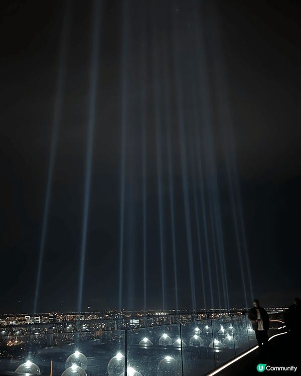 巨大的紅色帝王蟹，整隻蟹被完整地擺放在竹編托盤上。蟹殼呈現鮮...