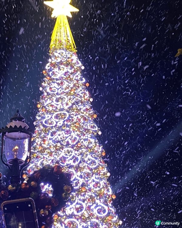 呢個係香港迪士尼，我喺迪士尼嘅常客，放學冇嘢做就會去玩下！萬...