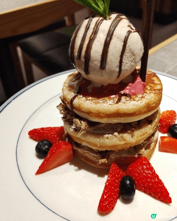 早上咖啡醒神工作，晚上特飲/雞尾酒休閒。最鍾意飲latte