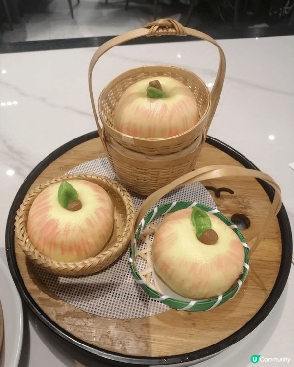 放假去鵬城的五邑樓飲茶，除了一般的點心外，還吃了出名的栮皇蘋...