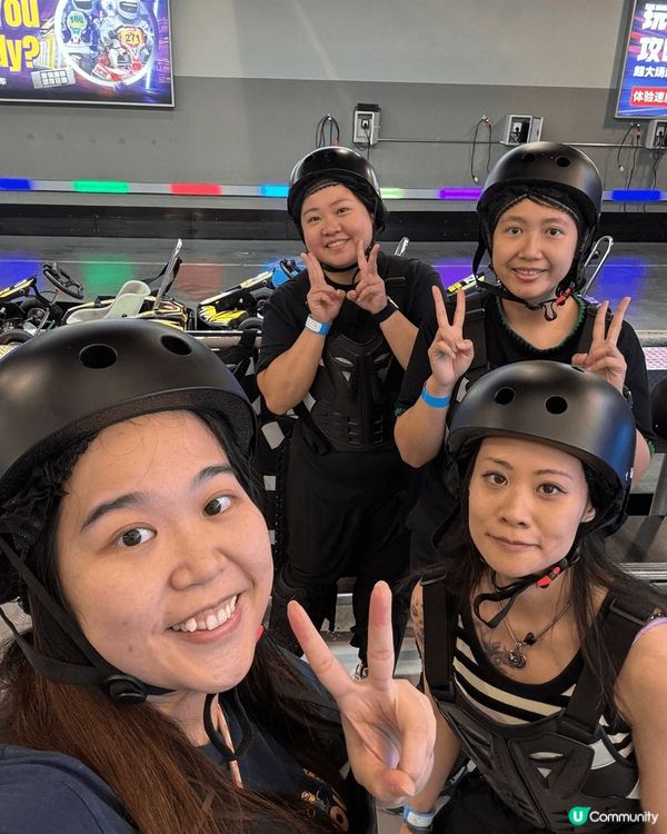 跟朋友及家人去不同地方吃喝玩樂，玩卡丁車，在日本動物園參觀，...