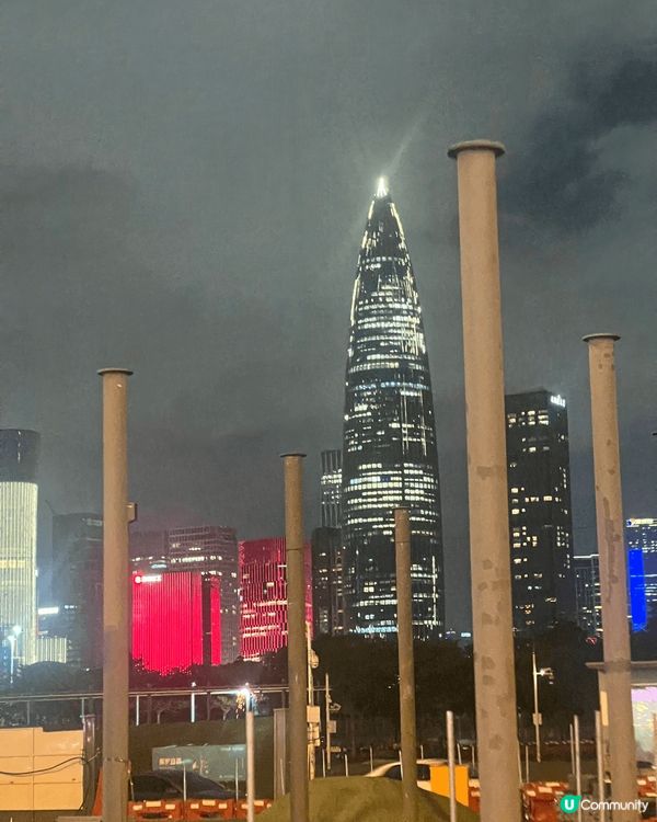 第一張是深圳前海k11的gtr展覽 第二張是深圳灣口岸拍攝的...
