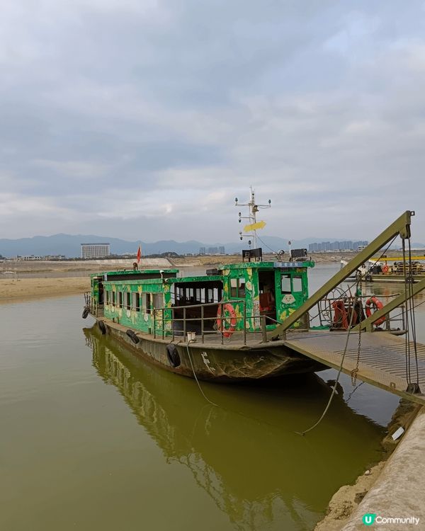 肇慶硯洲島，要乘渡輪才能到達，沙灘上有沙灘車玩，小心牛屎滿滿