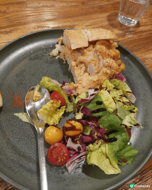 這份是蝦肉酸種包配沙菜，它的自家醬確實很好味，是他們自己調較...